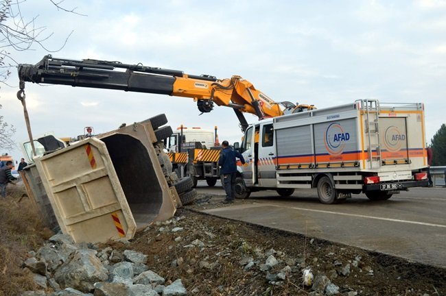 HAFRİYAT KAMYONU KAZA YERİNE ÇAĞRILAN VİNÇ YARDIMIYLA BULUNDUĞU YERDEN KALDIRILDI. (VEDAT YUNUS İKİZOĞLU/KASTAMONU-İHA)