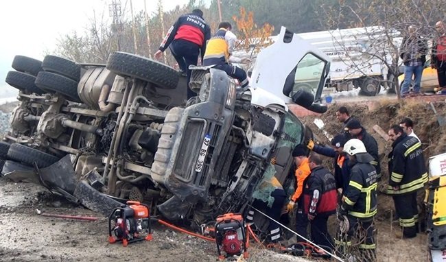 KAZADA KAMYONDA SIKIŞAN SÜRÜCÜ, ÜÇ SAATLİK BİR ÇALIŞMANIN ARDINDAN KURTARILABİLDİ. (VEDAT YUNUS İKİZOĞLU/KASTAMONU-İHA)