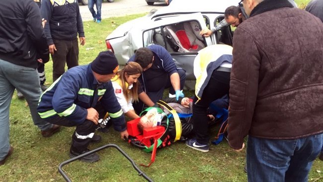 ZONGULDAK'IN ÇAYCUMA İLÇESİNDEKİ KAVŞAKTA BİR OTOMOBİL HASTA TAŞIYAN AMBULANSLA ÇARPIŞTI. (EMRAH YILDIZ/ZONGULDAK-İHA)