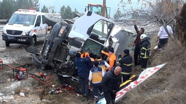 KAZADA YOLDAN ÇIKAN KAMYON, ŞARAMPOLE DEVRİLDİ. (VEDAT YUNUS İKİZOĞLU/KASTAMONU-İHA)