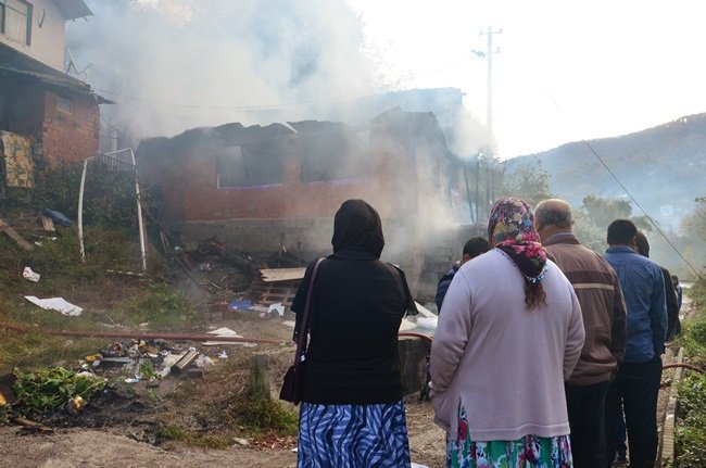 ZONGULDAK'IN KOZLU İLÇESİ TAŞBACA MAHALLESİ'NDE, SABAH SAATLERİNDE ÇIKAN YANGIN SONUCU BİR EV TAMAMEN YANDI. (SERTAÇ ÖZDEMİR/ZONGULDAK-İHA)