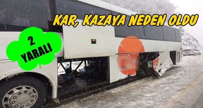 Otomobil Kaygan Yolda Otobüse Çarptı