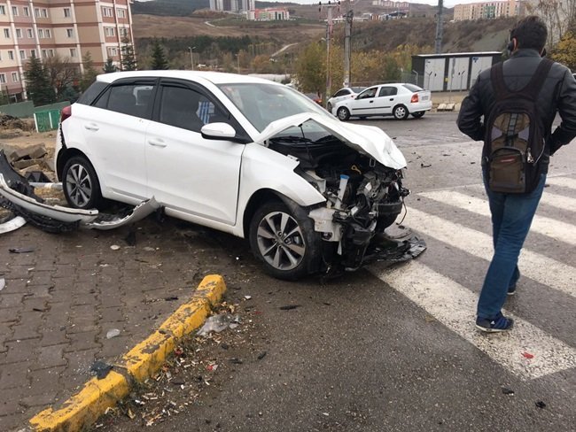 KARABÜK'TE İKİ OTOMOBİLİN ÇARPIŞMASI SONUCU MEYDANA KAZADA 7 KİŞİ YARALANDI. (YASİN ERDEM/KARABÜK-İHA)