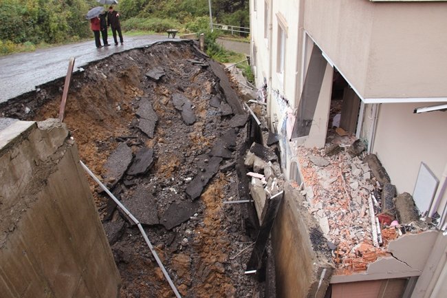 ZONGULDAK'IN EREĞLİ İLÇESİNDE İSTİNAT DUVARI VE ASFALTIN ÇÖKMESİ SONUCU 5 KATLI APARTMANDA HASAR OLUŞTU. (VEDAT KILIÇ/ZONGULDAK-İHA)