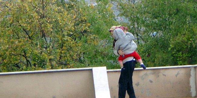 ZONGULDAK'IN EREĞLİ İLÇESİNDE İSTİNAT DUVARI VE ASFALTIN ÇÖKMESİ SONUCU 5 KATLI APARTMANDA HASAR OLUŞTU. APARTMAN SAKİNLERİ, PANİK İÇİNDE DIŞARI ÇIKTI. (VEDAT KILIÇ/ZONGULDAK-İHA)