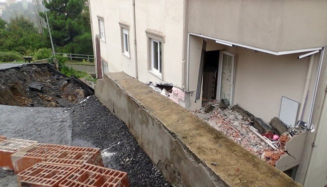 ZONGULDAK'IN EREĞLİ İLÇESİNDE İSTİNAT DUVARI VE ASFALTIN ÇÖKMESİ SONUCU 5 KATLI APARTMANDA HASAR OLUŞTU. (VEDAT KILIÇ/ZONGULDAK-İHA)