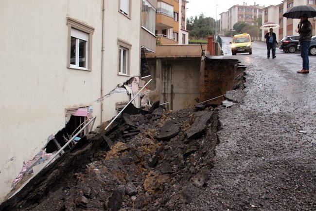 ZONGULDAK'IN EREĞLİ İLÇESİNDE İSTİNAT DUVARI VE ASFALTIN ÇÖKMESİ SONUCU 5 KATLI APARTMANDA HASAR OLUŞTU. (VEDAT KILIÇ/ZONGULDAK-İHA)