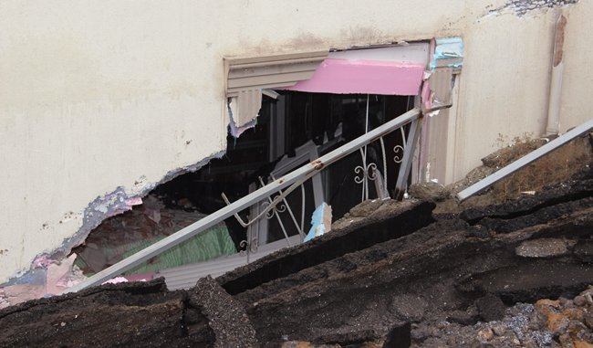 ZONGULDAK'IN EREĞLİ İLÇESİNDE İSTİNAT DUVARI VE ASFALTIN ÇÖKMESİ SONUCU 5 KATLI APARTMANDA HASAR OLUŞTU. (VEDAT KILIÇ/ZONGULDAK-İHA)