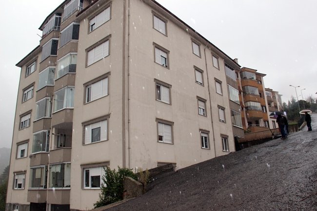 ZONGULDAK'IN EREĞLİ İLÇESİNDE İSTİNAT DUVARI VE ASFALTIN ÇÖKMESİ SONUCU 5 KATLI APARTMANDA HASAR OLUŞTU. (VEDAT KILIÇ/ZONGULDAK-İHA)