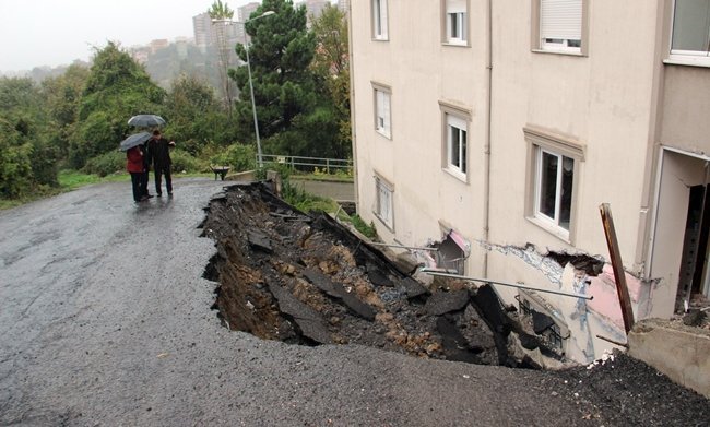 ZONGULDAK'IN EREĞLİ İLÇESİNDE İSTİNAT DUVARI VE ASFALTIN ÇÖKMESİ SONUCU 5 KATLI APARTMANDA HASAR OLUŞTU. (VEDAT KILIÇ/ZONGULDAK-İHA)