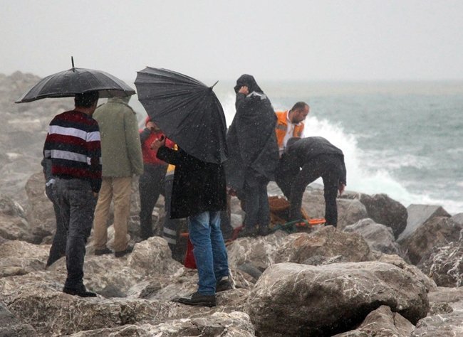 ZONGULDAK’TA ÜÇ ÇOCUK ANNESİ KADIN, DEV DALGALARIN ARASINDA İNTİHARA KALKIŞTI. BORÇLARI VE İŞ ARAMA ÇABALARININ SONUÇSUZ KALMASI NEDENİYLE BUNALIMA GİRDİĞİ ÖĞRENİLEN KADIN İÇİN TELEFONLA ARANAN BELEDİYE BAŞKANININ YARDIM SÖZÜ, KADINI İNTİHARDAN VAZGEÇİRDİ. (SERTAÇ ÖZDEMİR/ZONGULDAK-İHA)