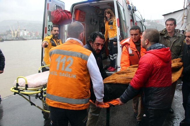 ZONGULDAK’TA ÜÇ ÇOCUK ANNESİ KADIN, DEV DALGALARIN ARASINDA İNTİHARA KALKIŞTI. BORÇLARI VE İŞ ARAMA ÇABALARININ SONUÇSUZ KALMASI NEDENİYLE BUNALIMA GİRDİĞİ ÖĞRENİLEN KADIN İÇİN TELEFONLA ARANAN BELEDİYE BAŞKANININ YARDIM SÖZÜ, KADINI İNTİHARDAN VAZGEÇİRDİ. (SERTAÇ ÖZDEMİR/ZONGULDAK-İHA)