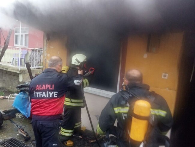 ZONGULDAK'IN ALAPLI İLÇESİNDE BİR EVİN MUTFAĞINDA ÇIKAN YANGIN PANİĞE NEDEN OLDU. (ERTUĞRUL YÜKSEL/ZONGULDAK-İHA)