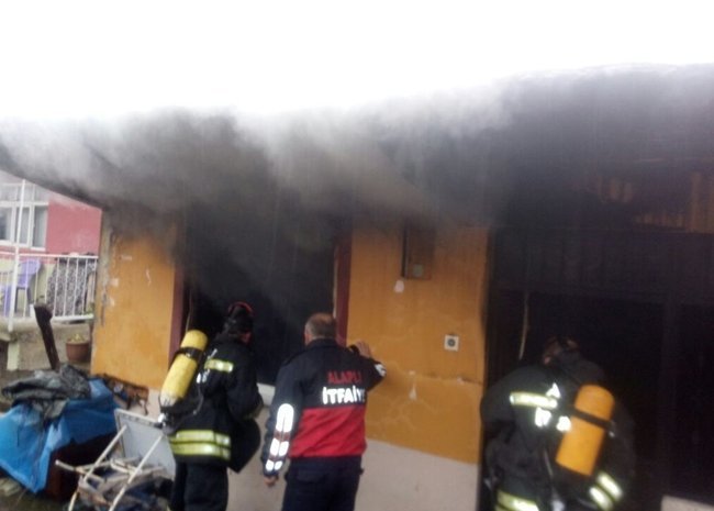 ZONGULDAK'IN ALAPLI İLÇESİNDE BİR EVİN MUTFAĞINDA ÇIKAN YANGIN PANİĞE NEDEN OLDU. (ERTUĞRUL YÜKSEL/ZONGULDAK-İHA)