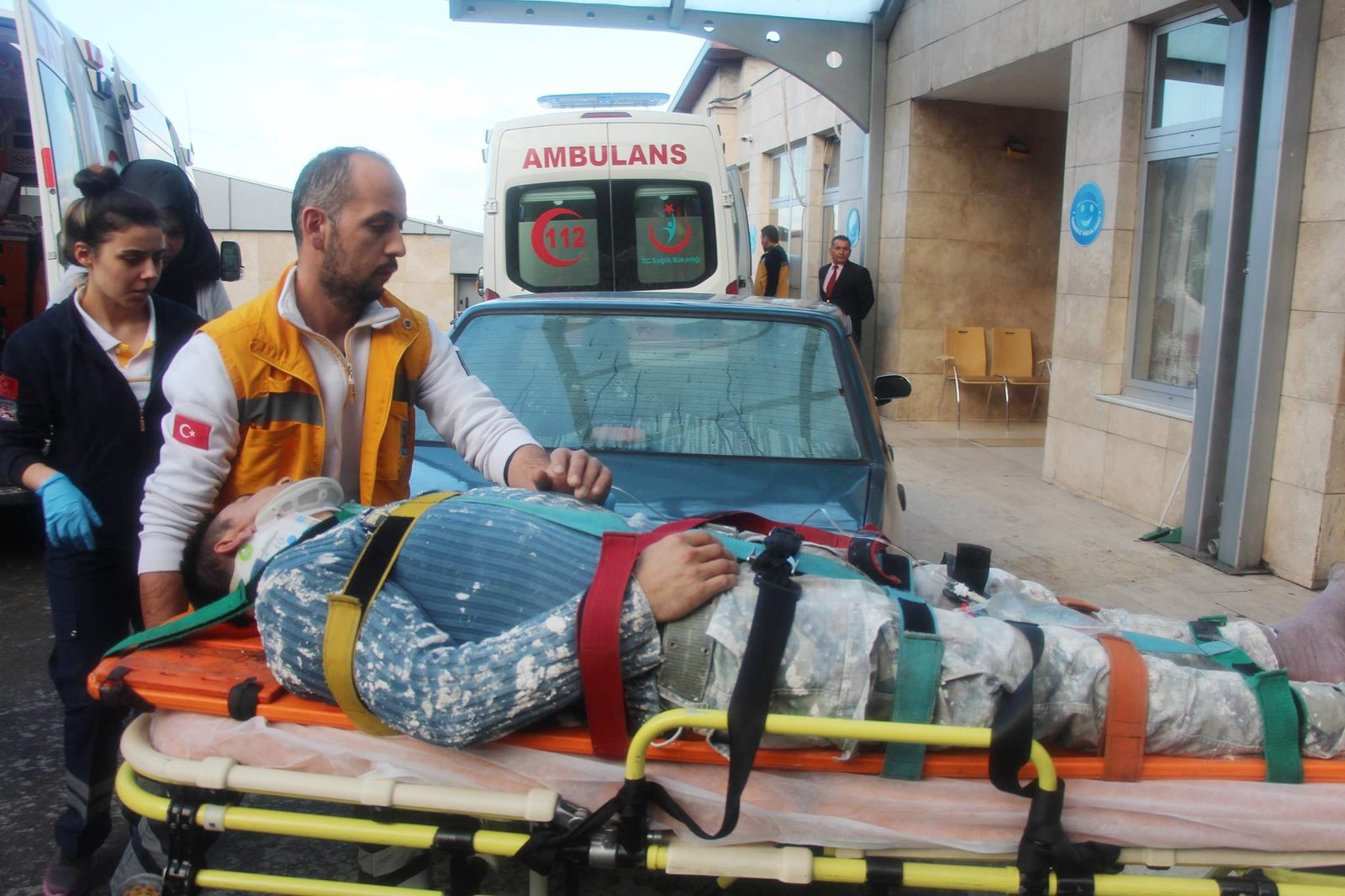 ZONGULDAK'TA APARTMAN İNŞAATINDA DENGESİNİ KAYBEDİP DÜŞEN İŞÇİ YARALANDI. BAŞINI BETONA ÇARPAN İŞÇİ OLAY YERİNE GELEN AMBULANSLA HASTANEYE KALDIRILDI. (SERTAÇ ÖZDEMİR/ZONGULDAK-İHA)