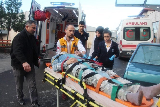 ZONGULDAK'TA APARTMAN İNŞAATINDA DENGESİNİ KAYBEDİP DÜŞEN İŞÇİ YARALANDI. BAŞINI BETONA ÇARPAN İŞÇİ OLAY YERİNE GELEN AMBULANSLA HASTANEYE KALDIRILDI. (SERTAÇ ÖZDEMİR/ZONGULDAK-İHA)