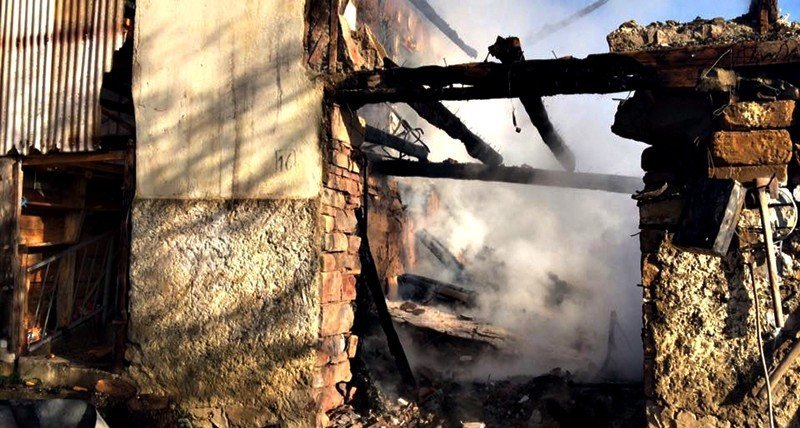 BARTIN’DA ÇIKAN YANGINDA AHŞAP BİR EV KÜL OLDU. (MUSTAFA KURT/BARTIN-İHA)