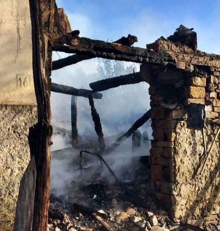 BARTIN’DA ÇIKAN YANGINDA AHŞAP BİR EV KÜL OLDU. (MUSTAFA KURT/BARTIN-İHA)