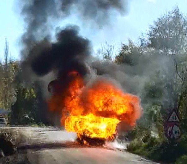 ZONGULDAK’IN EREĞLİ İLÇESİNDE ANİDEN DUMANLAR YÜKSELEN OTOMOBİL, SÜRÜCÜSÜNÜN GÖZLERİ ÖNÜNDE ALEV ALEV YANDI. YANAN OTOMOBİLDEKİ LPG TÜPÜNÜN PATLAMA ANI SANİYE SANİYE KAYDEDİLDİ. (VEDAT KILIÇ/ZONGULDAK-İHA)