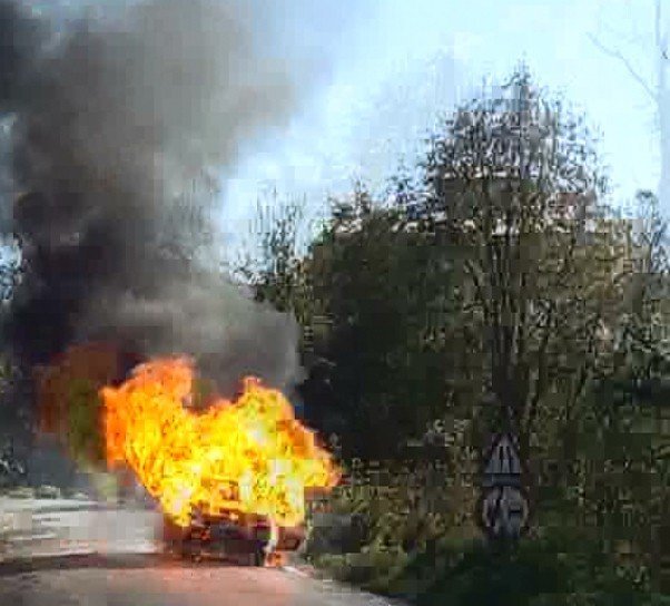 KDZ. EREĞLİ İLÇESİNDE ALEV TOPUNA DÖNEN OTOMOBİLİN LPG TÜPÜNÜN PATLAMA ANI BİR VATANDAŞ TARAFINDAN CEP TELEFONU İLE SANİYE SANİYE GÖRÜNTÜLENDİ. (VEDAT KILIÇ/ZONGULDAK-İHA)