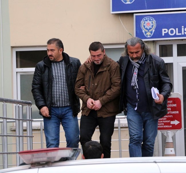 KDZ. EREĞLİ İLÇESİNDE HIRSIZLIK AMACIYLA GİRDİĞİ KASAP DÜKKANINDAN BİR MİKTAR PARA VE SUCUK ÇALAN H.D., FARK EDEMEDİĞİ GÜVENLİK KAMERALARINDAN TESPİT EDİLİP POLİS TARAFINDAN YAKALANDI. (VEDAT KILIÇ/ZONGULDAK-İHA)