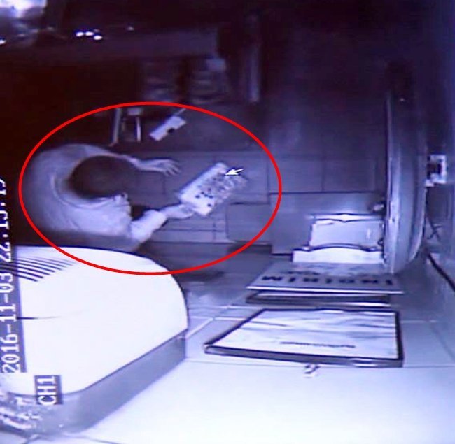 KDZ. EREĞLİ İLÇESİNDE KASAP DÜKKANINDA MEYDANA GELEN HIRSILIK GÜVENLİK KAMERALARI TARAFINDAN SANİYE SANİYE KAYDEDİLDİ. (VEDAT KILIÇ/ZONGULDAK-İHA)