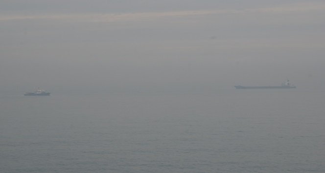 ZONGULDAK'TA SABAH SAATLERİNDE ETKİLİ OLAN YOĞUN SİS GÖRÜŞ MESAFESİNİ DÜŞÜRDÜ. (SERTAÇ ÖZDEMİR/ZONGULDAK-İHA)