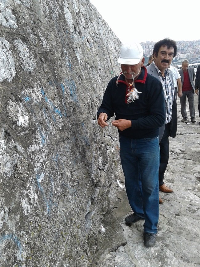 ÇETİN YANIK'TAN (FOTOĞRAFTAKİ), GERİYE BALIK AĞI ÖRERKEN Kİ BU FOTOĞRAFI KALDI. (SERTAÇ ÖZDEMİR/ZONGULDAK-İHA)