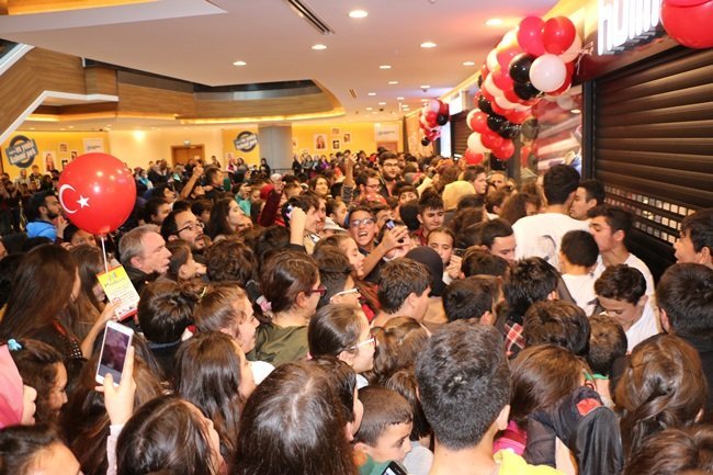 BEŞİKTAŞLI ESKİ FUTBOLCU PASCAL NOUMA İLE MANKEN MERVE AYDIN'IN KATILDIĞI MAĞAZA AÇILIŞINDA İZDİHAM YAŞANDI. (VEDAT KILIÇ/ZONGULDAK-İHA)