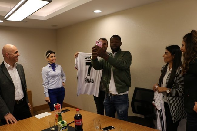 KDZ. EREĞLİ İLÇESİNE BİR MAĞAZANIN AÇILIŞI İÇİN GELEN BEŞİKTAŞLI ESKİ FUTBOLCU PASCAL NOUMA İLE MANKEN MERVE AYDIN HAYRANLARI İLE FOTOĞRAF ÇEKTİRDİ. (VEDAT KILIÇ/ZONGULDAK-İHA)