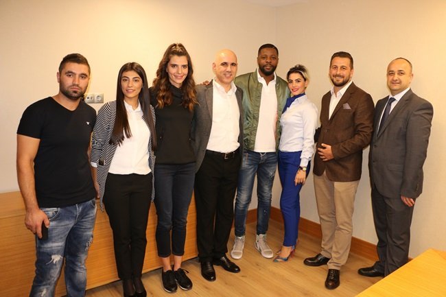 KDZ. EREĞLİ İLÇESİNE BİR MAĞAZANIN AÇILIŞI İÇİN GELEN BEŞİKTAŞLI ESKİ FUTBOLCU PASCAL NOUMA İLE MANKEN MERVE AYDIN HAYRANLARI İLE FOTOĞRAF ÇEKTİRDİ. (VEDAT KILIÇ/ZONGULDAK-İHA)