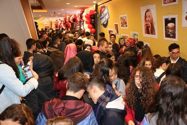 BEŞİKTAŞLI ESKİ FUTBOLCU PASCAL NOUMA İLE MANKEN MERVE AYDIN'IN KATILDIĞI MAĞAZA AÇILIŞINDA YÜZLERCE KİŞİ ADETA BİRBİRLERİNİ EZDİ. (VEDAT KILIÇ/ZONGULDAK-İHA)