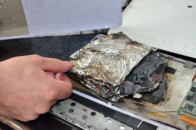 ZONGULDAK’TA YAŞAYAN 29 YAŞINDAKİ CEMİL MALKOÇ, ARIZALI TABLETİ TAMİR ETMEK İSTERKEN CANINDAN OLUYORDU. (ONUR ALTINDAĞ/ZONGULDAK-İHA)