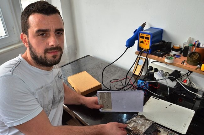 ZONGULDAK’TA YAŞAYAN 29 YAŞINDAKİ CEMİL MALKOÇ, ARIZALI TABLETİ TAMİR ETMEK İSTERKEN CANINDAN OLUYORDU. (ONUR ALTINDAĞ/ZONGULDAK-İHA)