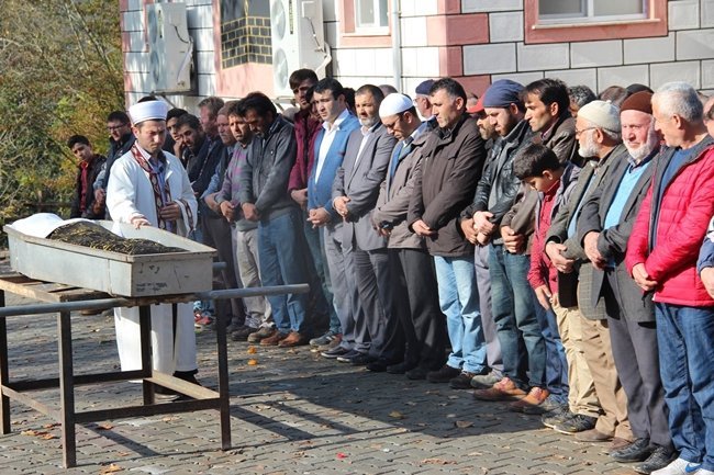 1910 YILINDA DOĞAN, OSMANLI DÖNEMİNE, CUMHURİYETİN KURULUŞUNA, ASKERİ DARBELERE KADAR BİRÇOK ÖNEMLİ OLAYA TANIKLIK EDEN 106 YAŞINDAKİ EMİNE KIRTAY HAYATINI KAYBETTİ. KIRTAY'IN CENAZESİ, DÜN ÖĞLEN NAMAZINA MÜTEAKİP KILINAN CENAZE NAMAZININ ARDINDAN AŞAĞIDAĞ KÖYÜ AİLE MEZARLIĞINA DEFNEDİLDİ. (ERTUĞRUL YÜKSEL/ZONGULDAK-İHA)