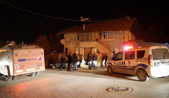 KASTAMONU'DA AV TÜFEĞİ İLE ETRAFA RAST GELE ATEŞ EDEN YAŞLI ADAM, HAREKETLİ DAKİKALARIN YAŞANMASINA NEDEN OLDU. (VEDAT YUNUS İKİZOĞLU/KASTAMONU-İHA)