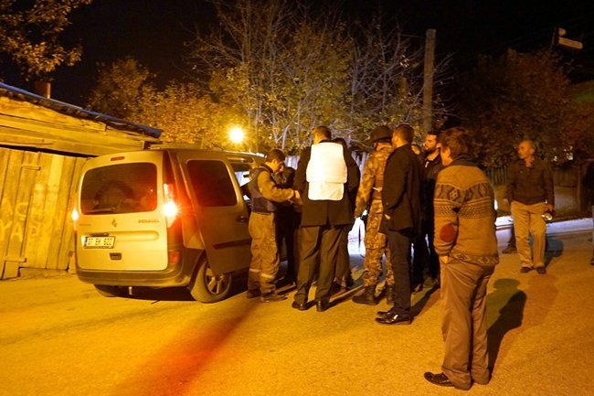 KASTAMONU'DA ETRAFA RAST GELEN ATEŞ EDEN YAŞLI ADAM, BİR SAATTE İKNA EDİLDİ. (VEDAT YUNUS İKİZOĞLU/KASTAMONU-İHA)