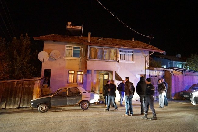 EVİNİN ÖNÜNDE İÇKİ İÇENLERE KIZAN MAHİR DEMİRCİ, ETRAFA RAST GELE ATEŞ ETTİ. (VEDAT YUNUS İKİZOĞLU/KASTAMONU-İHA)