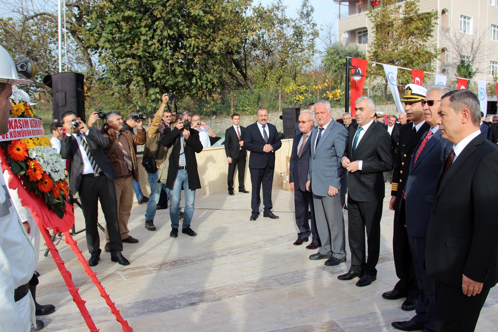 EREĞLİ İLÇESAİNDE UZUN MEHMET'İ ANMA GÜNÜ NEDENİYLE DÜZENLENEN TÖRENDE PROTOKOL ÜYELERİ ANITA ÇELENK SUNDU. (VEDAT KILIÇ/ZONGULDAK-İHA)