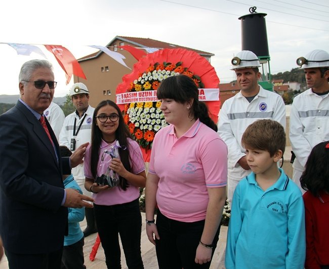 EREĞLİ KAYMAKAMI NAZIM MADENOĞLU UZUN MEHMET'İ ANMA GÜNÜ NEDENİYLE DÜZENLENE YARIŞMALARDA DERECEYE GİREN ÖĞRENCİLERE ÖDÜLLERİNİ VERDİ. (VEDAT KILIÇ/ZONGULDAK-İHA)