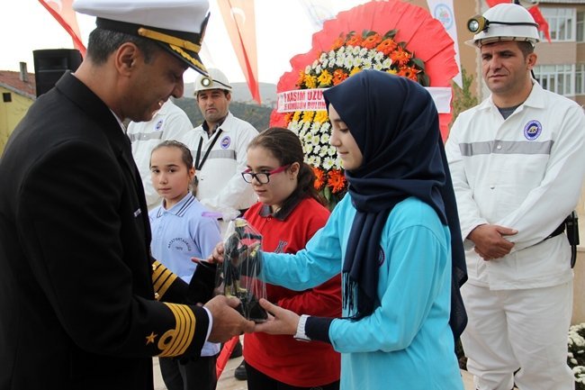 KARADENİZ BÖLGE KOMUTANI DENİZ KURMAY ALBAY AYKUT MANİOĞLU, UZUN METMET'İ ANMA GÜNÜ NEDENİYLE DÜZENLENE YARIŞMALARDA DERECEYE GİREN ÖĞRENCİLERE ÖDÜL VERDİ. (VEDAT KILIÇ/ZONGULDAK-İHA)
