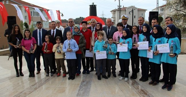EREĞLİ İLÇESİNDE UZUN MEHMET'İ ANMA GÜNÜ NEDENİYLE DÜZENLENEN TÖRENDE İLK VE ORTA DERECELİ OKULLARDA UZUN MEHMET'İ ANMA GÜNÜ NEDENİYLE DÜZENLENEN YARIŞMALARDA DERECEYE GİREN ÖĞRENCİLERE ÖDÜLLERİ VERİLDİ. (VEDAT KILIÇ/ZONGULDAK-İHA)