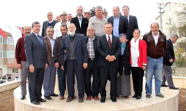 EREĞLİ İLÇESİNDE UZUN MEHMET'İN TORUNLARI, DEDELERİ İÇİN DÜZENLENEN TÖRENDE HATIRA FOTOĞRAFI ÇEKTİRDİ. (VEDAT KILIÇ/ZONGULDAK-İHA)