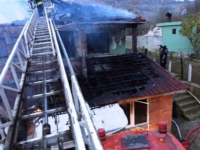 BARTIN’DA SOBANIN MAZOTLA TUTUŞTURULMASI İLE ÇIKAN YANGINDA 1 KİŞİ YARALANDI. (MUSTAFA KURT/BARTIN-İHA)