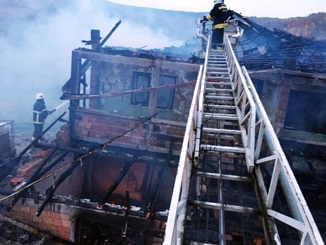 BARTIN’DA SOBANIN MAZOTLA TUTUŞTURULMASI İLE ÇIKAN YANGINDA 1 KİŞİ YARALANDI. (MUSTAFA KURT/BARTIN-İHA)
