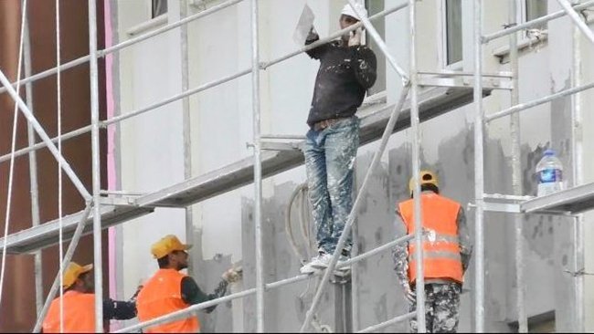 BARTIN MİLLİ EĞİTİM İL MÜDÜRLÜĞÜ BİNASININ DIŞ CEPHESİNDEKİ ISI YALITIM İÇİN KURULAN İSKELEDE ÇALIŞAN İŞÇİLERİN EMNİYET KEMERİ, BARET VE DİĞER GÜVENLİK ÖNLEMLERİNİ ALMADAN ADETA CANLARINI HİÇE SAYARAK ÇALIŞMALARI TEPKİLERE YOL AÇTI. (MUSTAFA KURT/BARTIN-İHA)