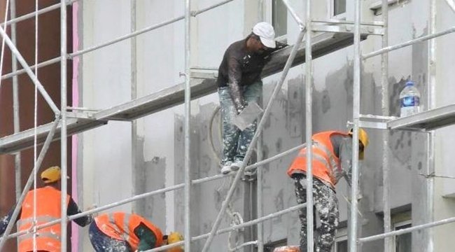 BARTIN MİLLİ EĞİTİM İL MÜDÜRLÜĞÜ BİNASININ DIŞ CEPHESİNDEKİ ISI YALITIM İÇİN KURULAN İSKELEDE ÇALIŞAN İŞÇİLERİN EMNİYET KEMERİ, BARET VE DİĞER GÜVENLİK ÖNLEMLERİNİ ALMADAN ADETA CANLARINI HİÇE SAYARAK ÇALIŞMALARI TEPKİLERE YOL AÇTI. (MUSTAFA KURT/BARTIN-İHA)
