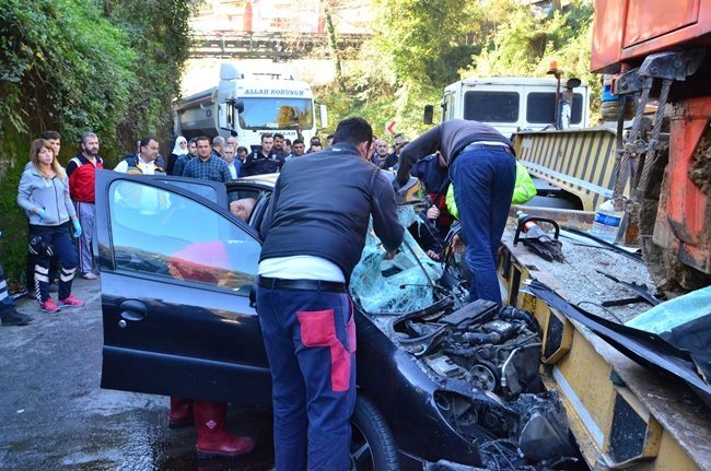 ZONGULDAK’TA BİR OTOMOBİL KONTROLDEN ÇIKARAK KARŞI YÖNDEN GELEN İŞ MAKİNESİ YÜKLÜ TIR’IN ALTINA GİRDİ. OTOMOBİLDE SIKIŞAN GENÇ, AFAD VE İTFAİYE EKİPLERİ TARAFINDAN VATANDAŞLARIN YARDIMI İLE ARAÇTAN ÇIKARTILDI. (ONUR ALTINDAĞ - SERTAÇ ÖZDEMİR/ZONGULDAK-İHA)