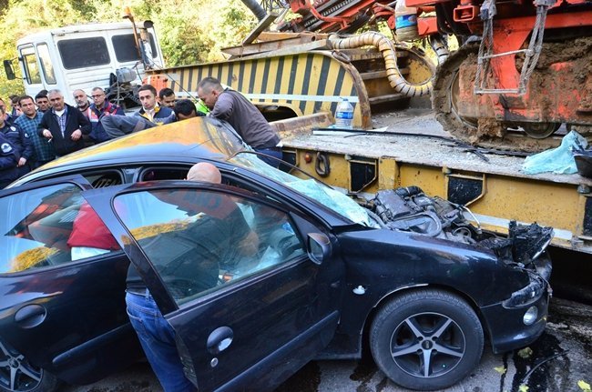 ZONGULDAK’TA BİR OTOMOBİL KONTROLDEN ÇIKARAK KARŞI YÖNDEN GELEN İŞ MAKİNESİ YÜKLÜ TIR’IN ALTINA GİRDİ. OTOMOBİLDE SIKIŞAN GENÇ, AFAD VE İTFAİYE EKİPLERİ TARAFINDAN VATANDAŞLARIN YARDIMI İLE ARAÇTAN ÇIKARTILDI. (ONUR ALTINDAĞ - SERTAÇ ÖZDEMİR/ZONGULDAK-İHA)