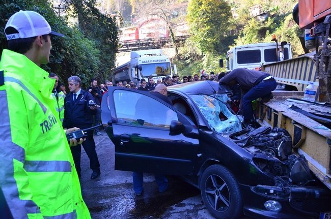 ZONGULDAK’TA BİR OTOMOBİL KONTROLDEN ÇIKARAK KARŞI YÖNDEN GELEN İŞ MAKİNESİ YÜKLÜ TIR’IN ALTINA GİRDİ. OTOMOBİLDE SIKIŞAN GENÇ, AFAD VE İTFAİYE EKİPLERİ TARAFINDAN VATANDAŞLARIN YARDIMI İLE ARAÇTAN ÇIKARTILDI. (ONUR ALTINDAĞ - SERTAÇ ÖZDEMİR/ZONGULDAK-İHA)